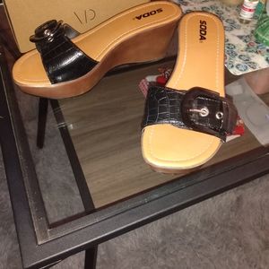 Soda low wedge sandal 7.5
